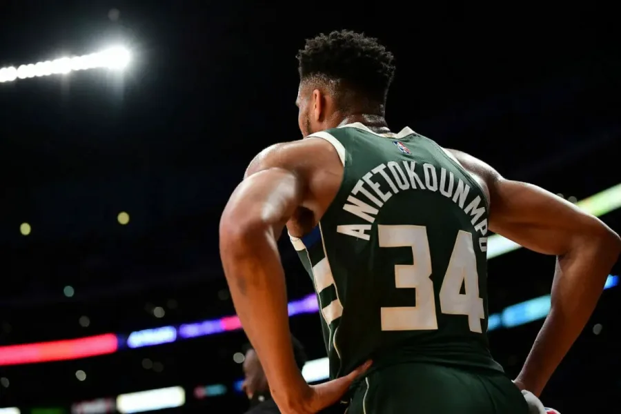 Ο Γιάννης Αντετοκούνμπο με τη φανέλα των Milwaukee Bucks.