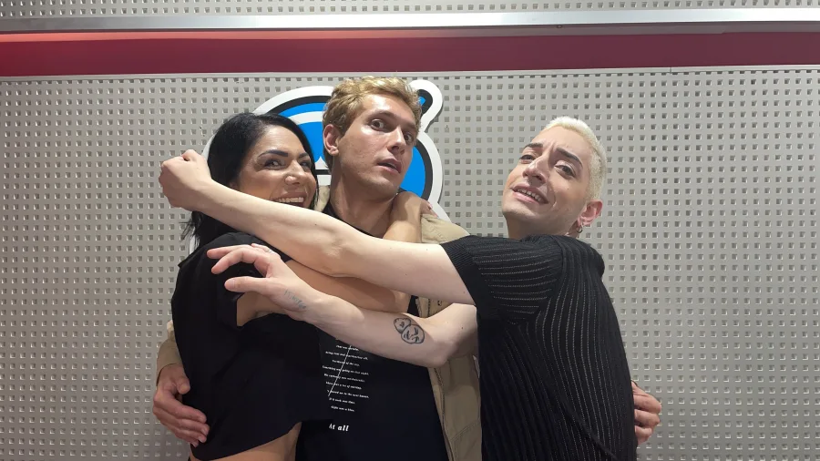 Ο Edward Στεργίου με δύο άτομα στο στούντιο του Mad Radio 106,2.