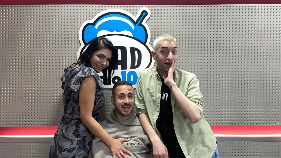 Ο Konilo με δύο άτομα στο στούντιο του Mad Radio 106,2.