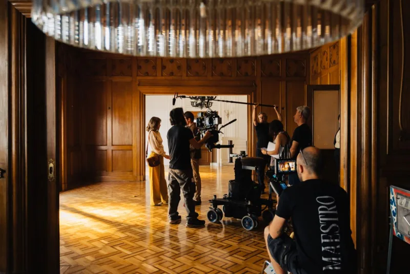 Backstage φωτογραφία από τα γυρίσματα της σειράς Maestro σε εσωτερικό χώρο.
