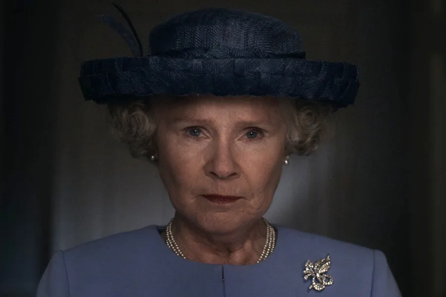 Η Imelda Staunton ως Βασίλισσα Ελισάβετ Β' στη σειρά The Crown.
