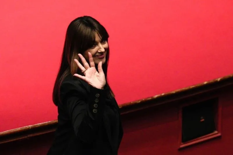 Η Monica Bellucci χαιρετά το κοινό σε εκδήλωση.