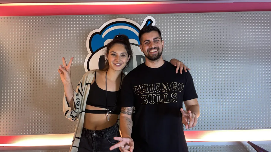 Ο Andreas Jason και μια γυναίκα στο στούντιο του Mad Radio 106,2.