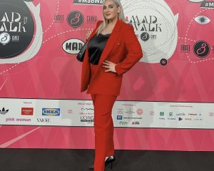 Η Ιωάννα Κουλούρη στο κόκκινο χαλί του MadWalk 2023 by Three Cents.