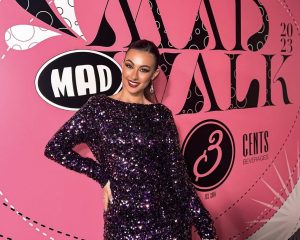 Η Marilyn Samada στο κόκκινο χαλί του MadWalk 2023 by Three Cents.