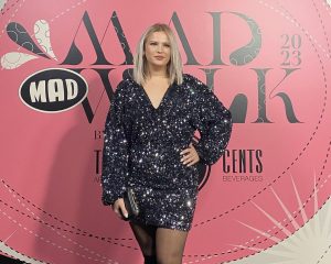 Η Mary Tsox στο κόκκινο χαλί του MadWalk 2023 by Three Cents.