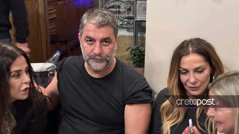 Ο Βασίλης Μπισμπίκης και η Δέσποινα Βανδή σε τραπέζι στην Κρήτη.
