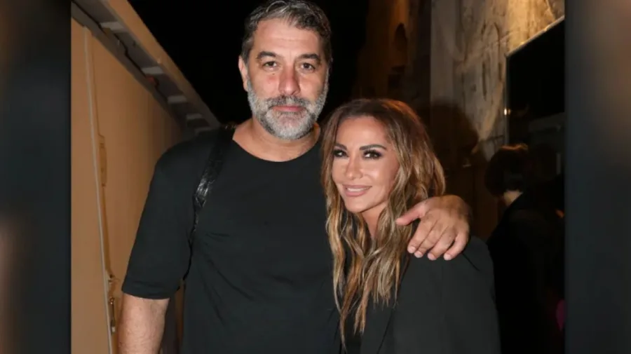 Ο Βασίλης Μπισμπίκης και η Δέσποινα Βανδή ποζάρουν μαζί χαμογελαστοί.