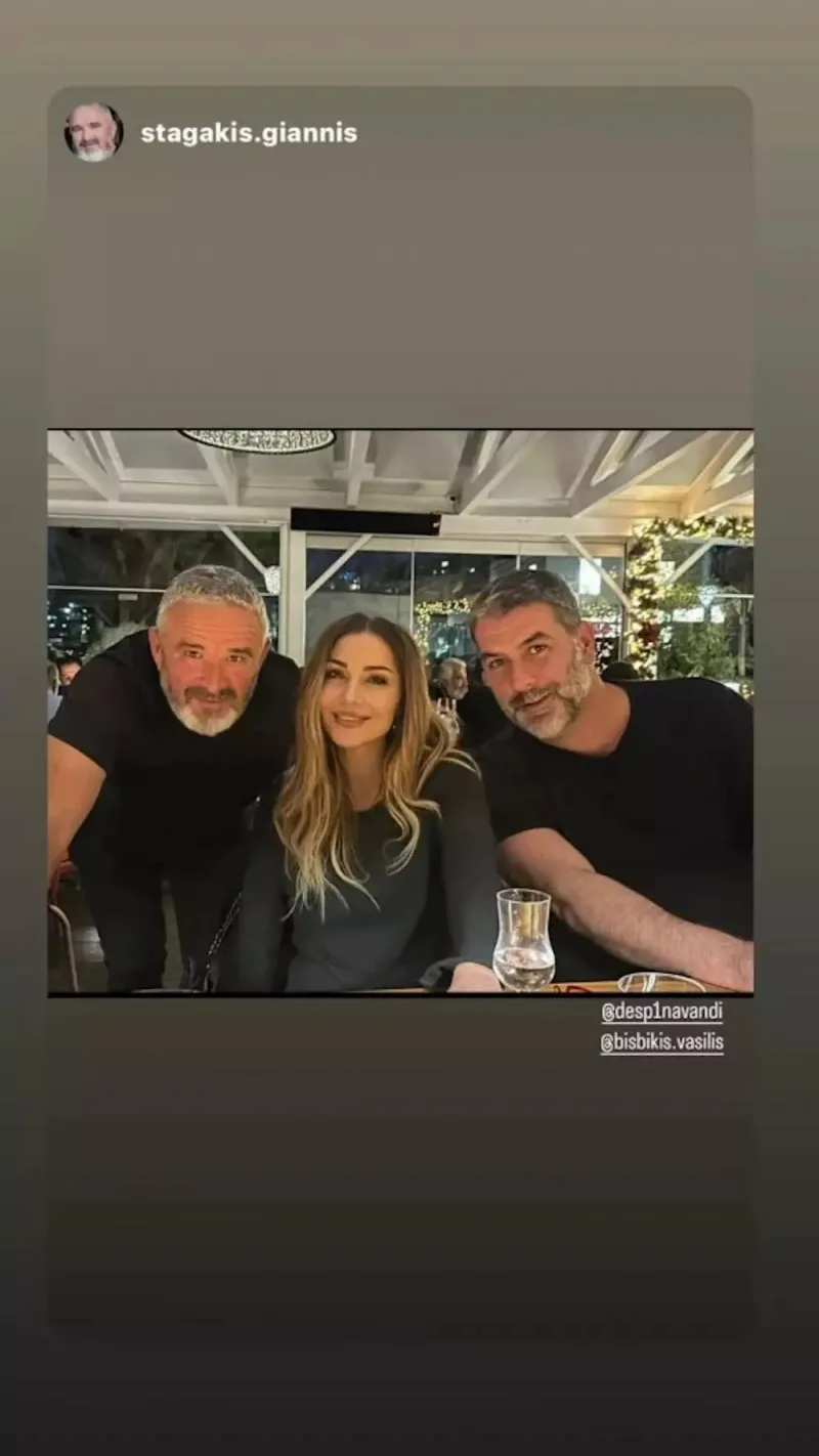 Η Δέσποινα Βανδή και ο Βασίλης Μπισμπίκης σε εστιατόριο με φίλο.