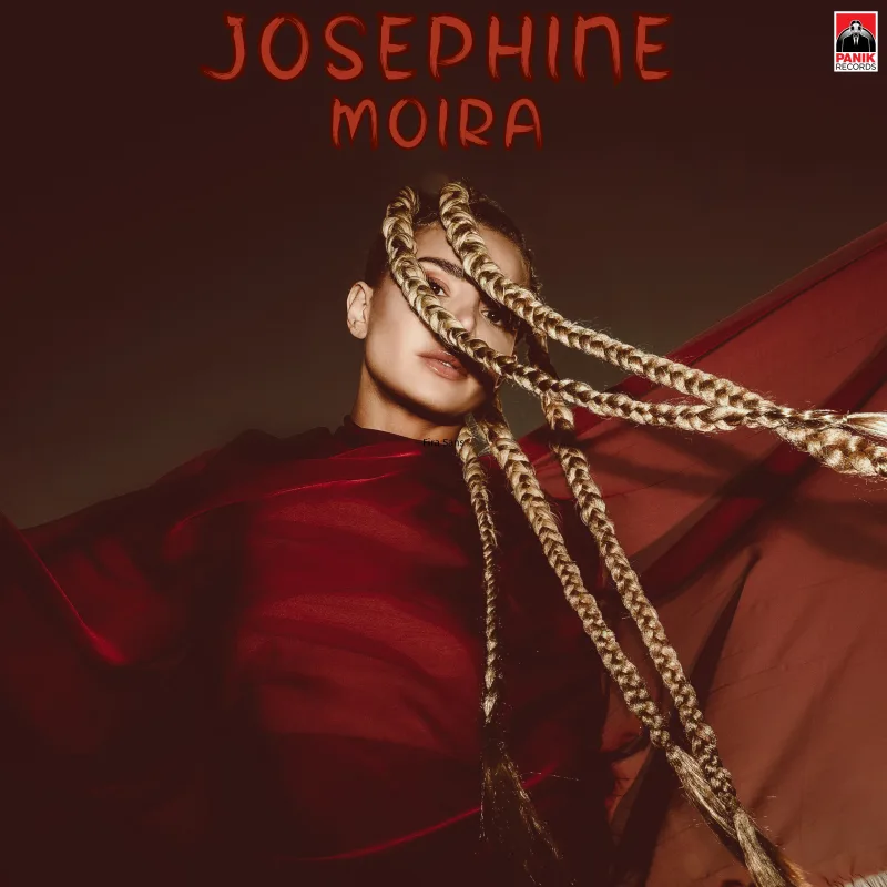 Η Josephine με μακριές ξανθές κοτσίδες και κόκκινο ένδυμα για το single Μοίρα.
