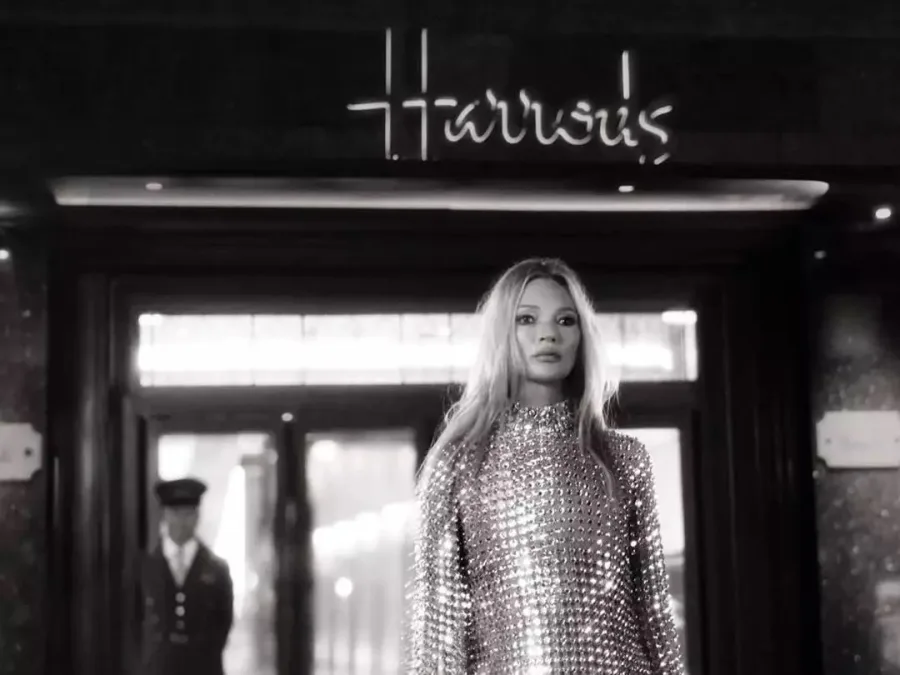 Η Kate Moss με λαμπερό φόρεμα Celia Kritharioti έξω από το Harrods.