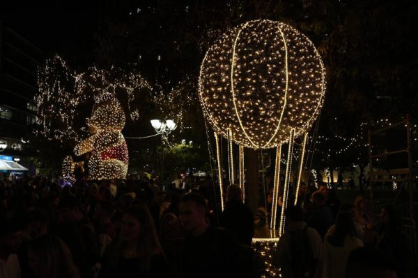 Χριστούγεννα: Πότε αρχίζει το εορταστικό ωράριο των καταστημάτων;