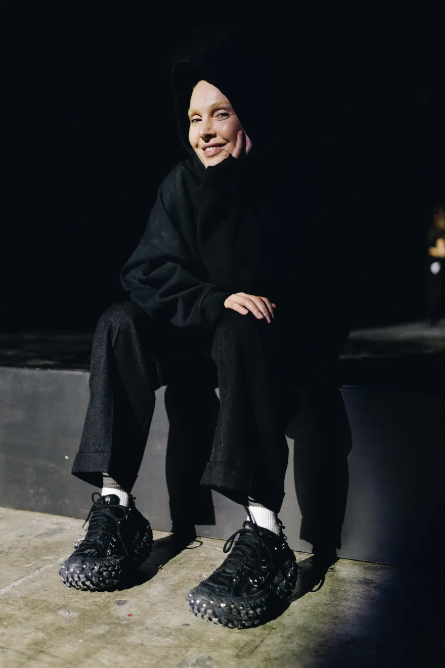 Η Τάμτα με μαύρο oversized hoodie και παντελόνι στα MadWalk 2023.