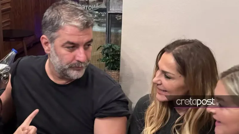 Ο Βασίλης Μπισμπίκης και η Δέσποινα Βανδή σε εσωτερικό χώρο.