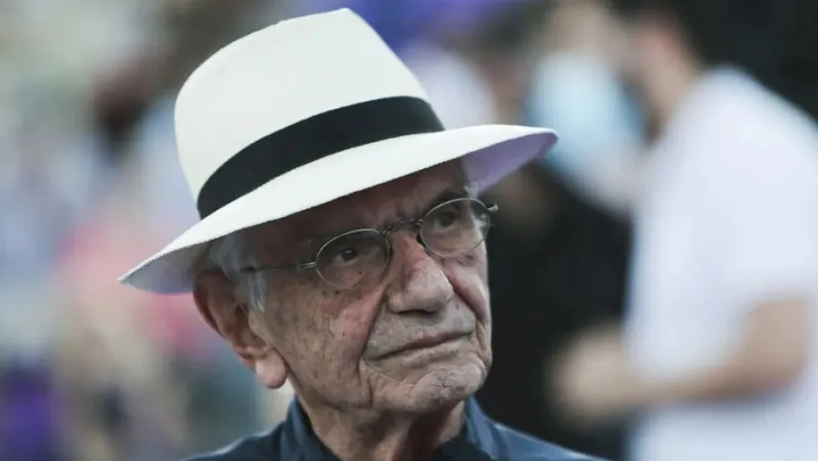 Ο Βασίλης Βασιλικός με λευκό καπέλο και γυαλιά.