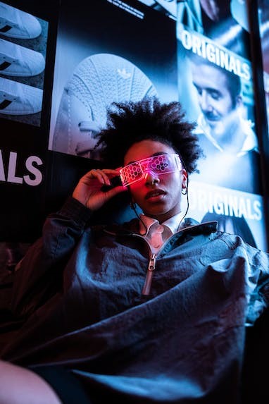 Καλλιτέχνης με φουτουριστικά γυαλιά στο adidas Originals Store.