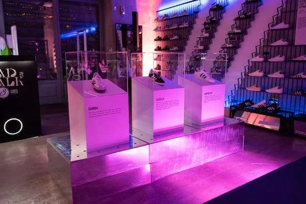 Εκθεσιακά βάθρα με παπούτσια adidas Samba, Gazelle και Superstar στο adidas Originals Store.