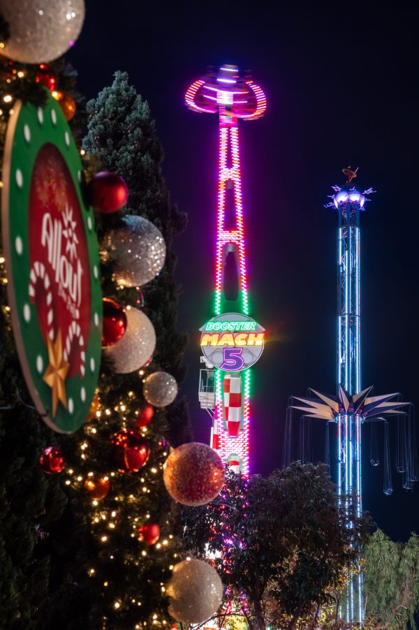 Το Booster Mach 5 και το Star Flyer στο Allou! Fun Park τη νύχτα.