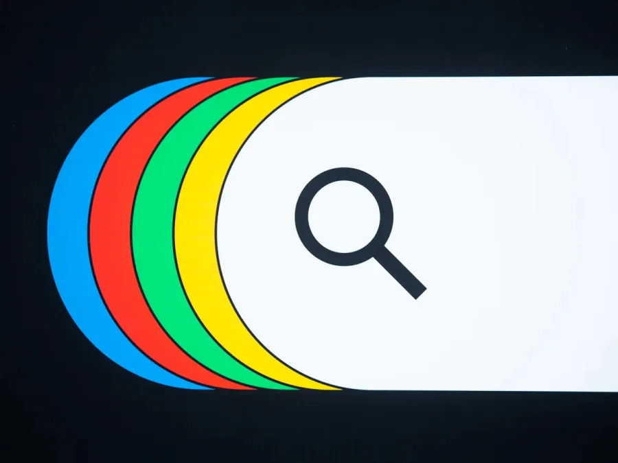 Το λογότυπο της Google με πολύχρωμα ημικύκλια και ένα εικονίδιο μεγεθυντικού φακού σε λευκό φόντο.