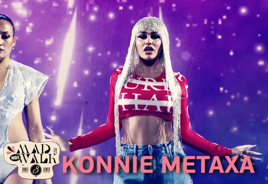 Η Konnie Metaxa στη σκηνή του MadWalk 2023.