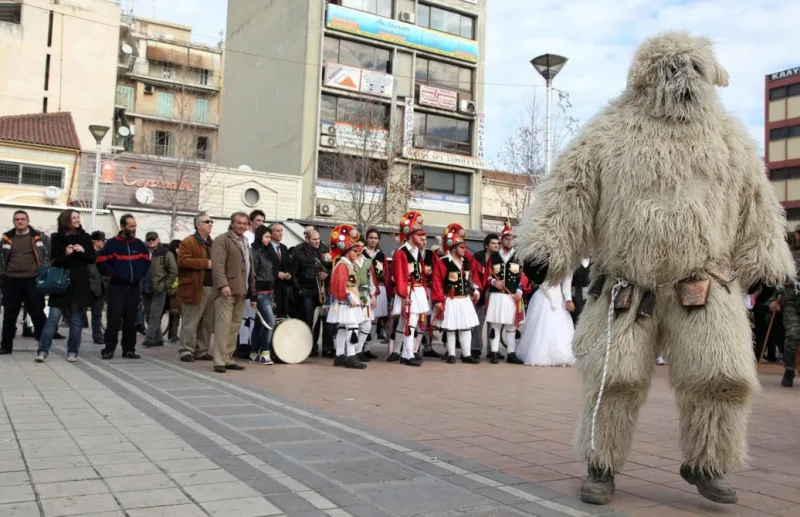Άνθρωπος ντυμένος με παραδοσιακή στολή Μπαμπούγερου σε πλατεία πόλης.