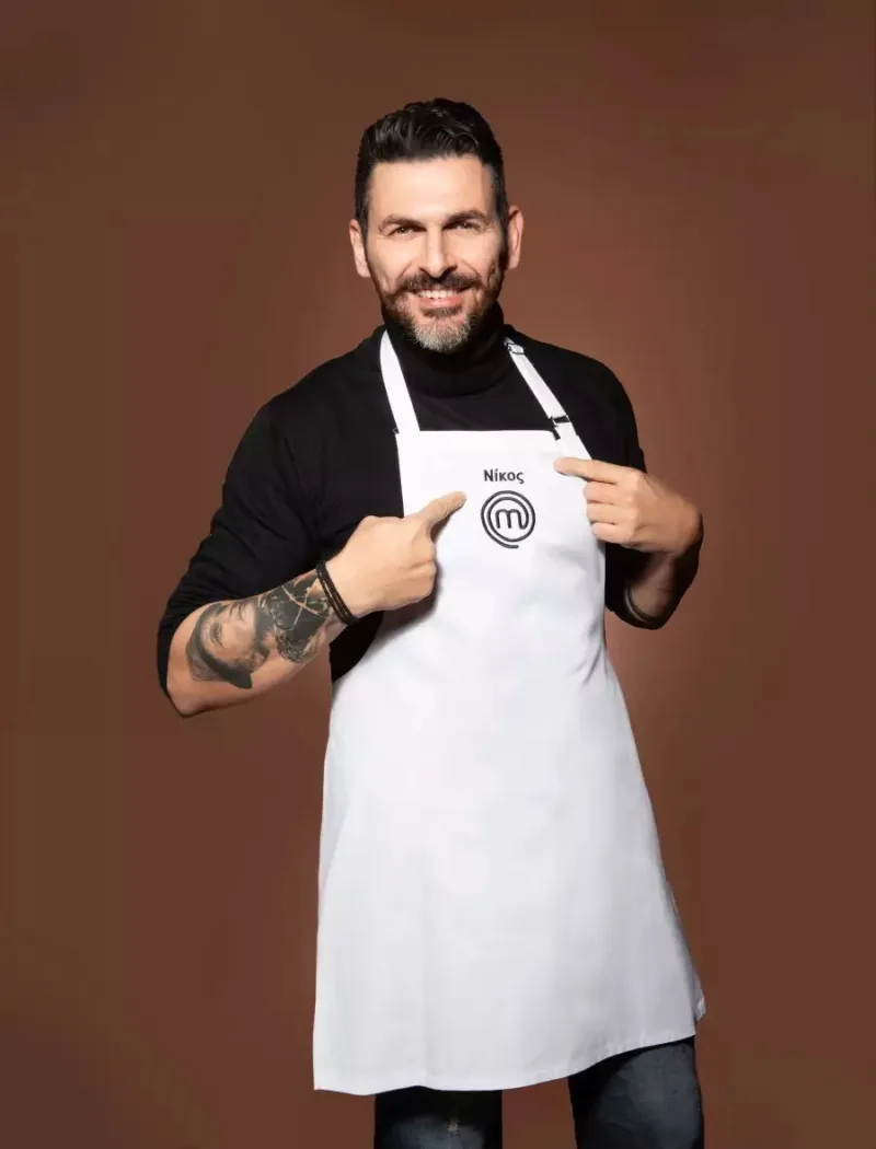 Ο Νίκος από το MasterChef με λευκή ποδιά.