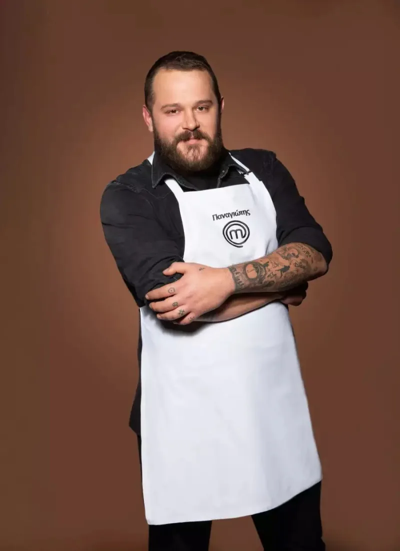 Ο Παναγιώτης, παίκτης του MasterChef, με λευκή ποδιά και σταυρωμένα χέρια.