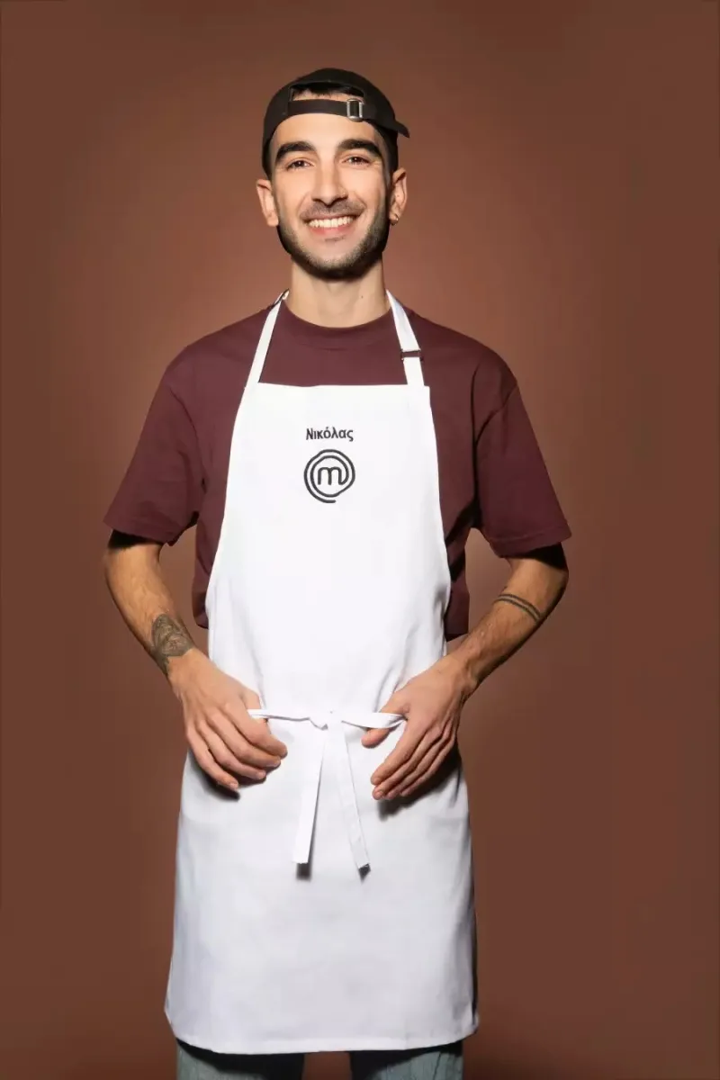 Ο Νικόλας, παίκτης του MasterChef, με λευκή ποδιά και καπέλο.