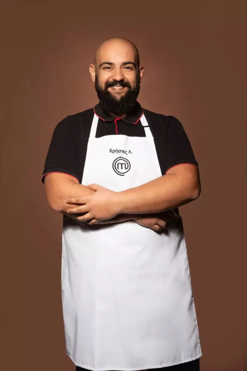 Ο Χρήστος Λ. από το MasterChef με λευκή ποδιά και μαύρη μπλούζα.