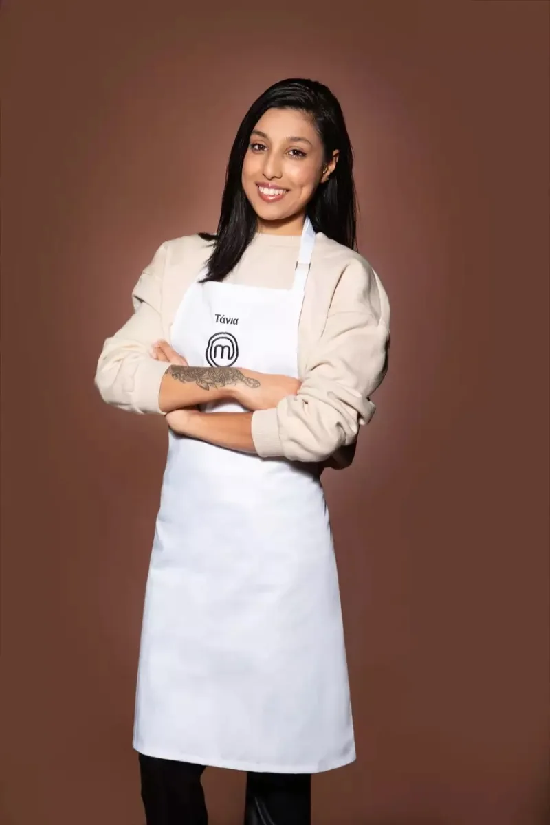 Η Τάνια από το MasterChef ποζάρει με λευκή ποδιά.