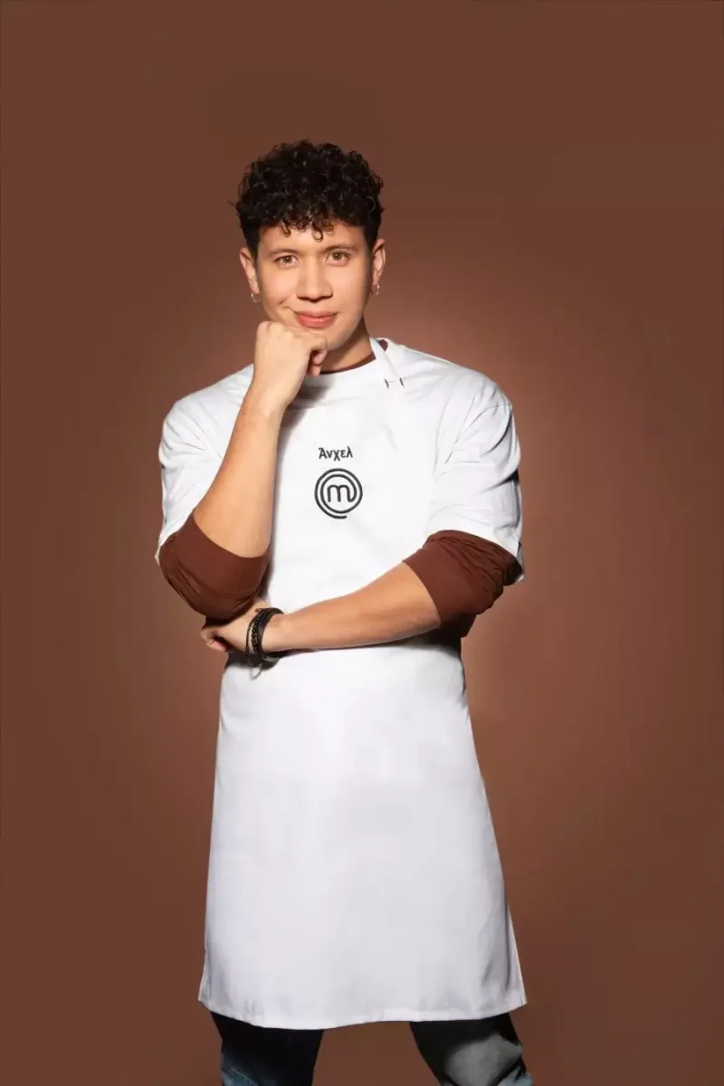 Ο Άνχελ, παίκτης του MasterChef, ποζάρει με λευκή ποδιά.