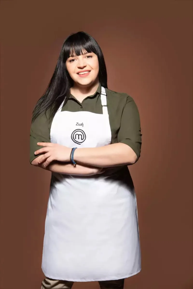 Η Ζωή από το MasterChef ποζάρει με λευκή ποδιά και σταυρωμένα χέρια.
