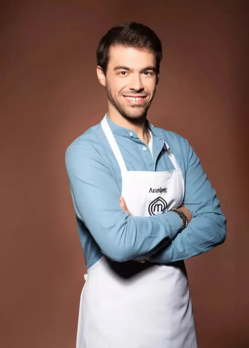 Ο Λευτέρης από το MasterChef με λευκή ποδιά και γαλάζιο πουκάμισο.
