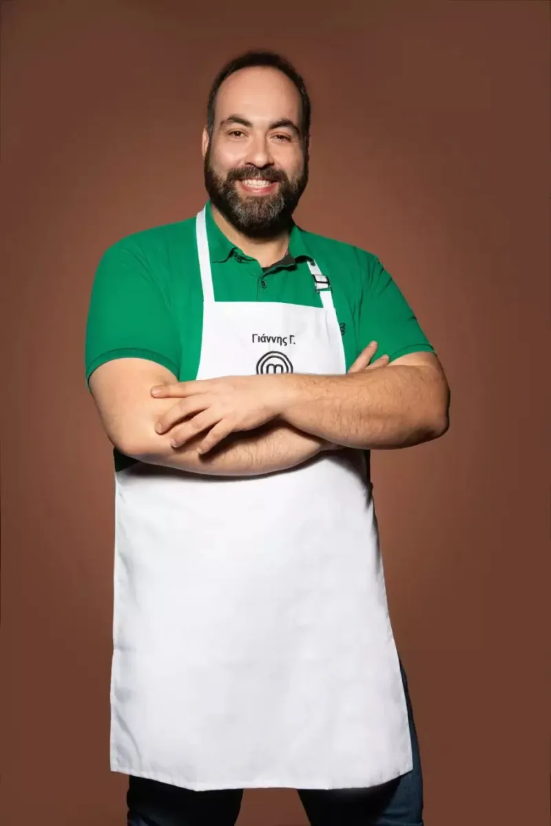 Ο Γιάννης Γ. από το MasterChef με πράσινη μπλούζα και λευκή ποδιά.