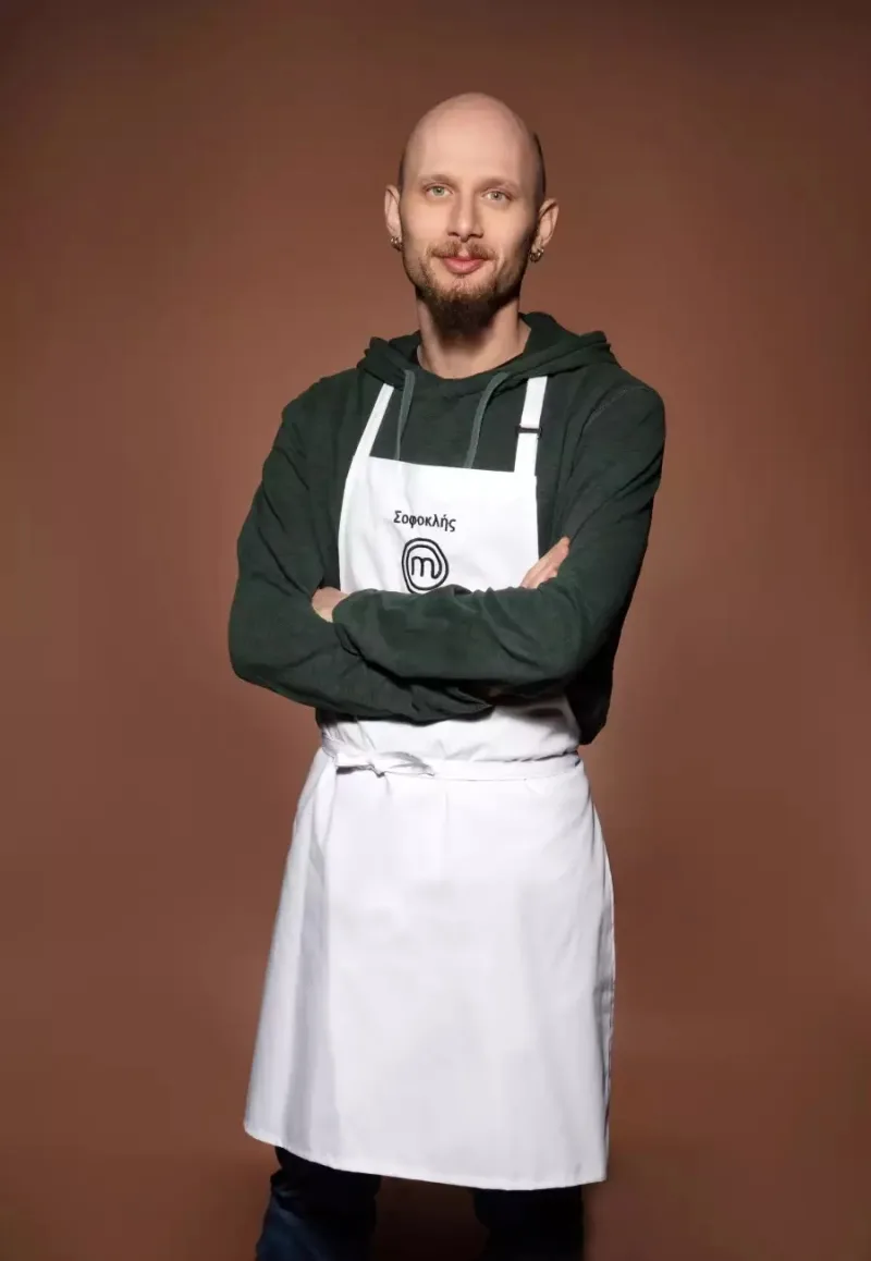 Ο Σοφοκλής, παίκτης του MasterChef, ποζάρει με λευκή ποδιά.