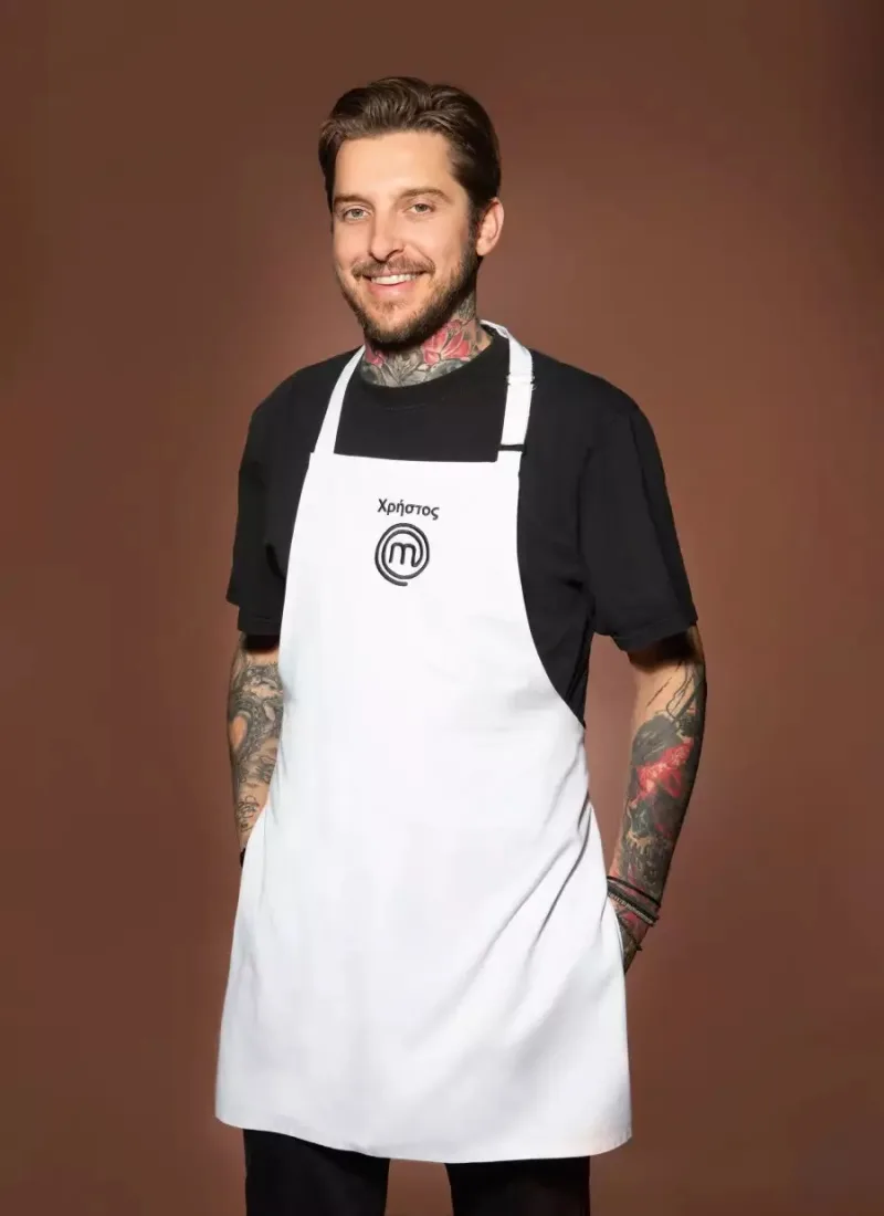 Ο Χρήστος από το MasterChef με λευκή ποδιά και τατουάζ.