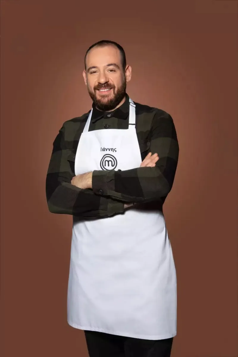 Ο Γιάννης, διαγωνιζόμενος του MasterChef, με λευκή ποδιά και σταυρωμένα χέρια.