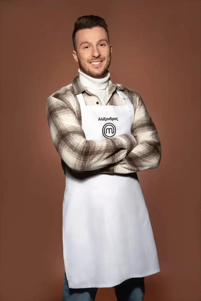 Ο Αλέξανδρος από το MasterChef με λευκή ποδιά και καρό πουκάμισο.