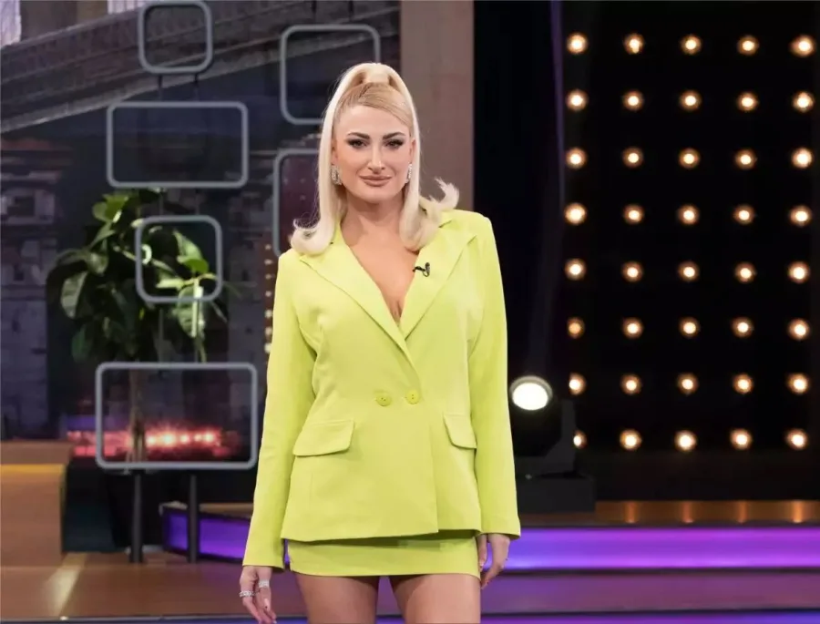 Η Ιωάννα Τούνη σε τηλεοπτικό πλατό με λαχανί ταγιέρ.