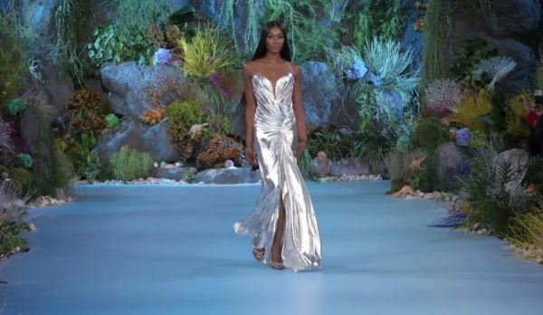 Σήλια Κριθαριώτη: Η Naomi Campbell άνοιξε την επίδειξη μόδας της στο Παρίσι
