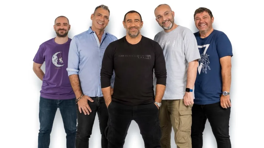 Ο Αντώνης Κανάκης και η ομάδα της εκπομπής Ράδιο Αρβύλα.