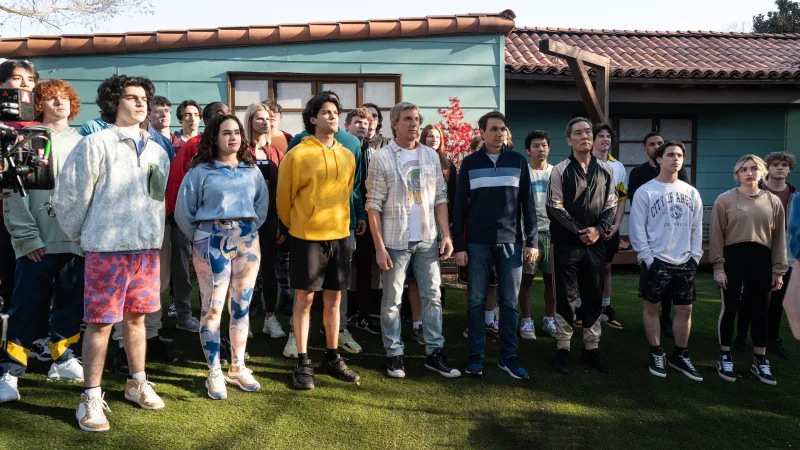 Το καστ της σειράς Cobra Kai σε εξωτερικό χώρο κατά τη διάρκεια των γυρισμάτων.