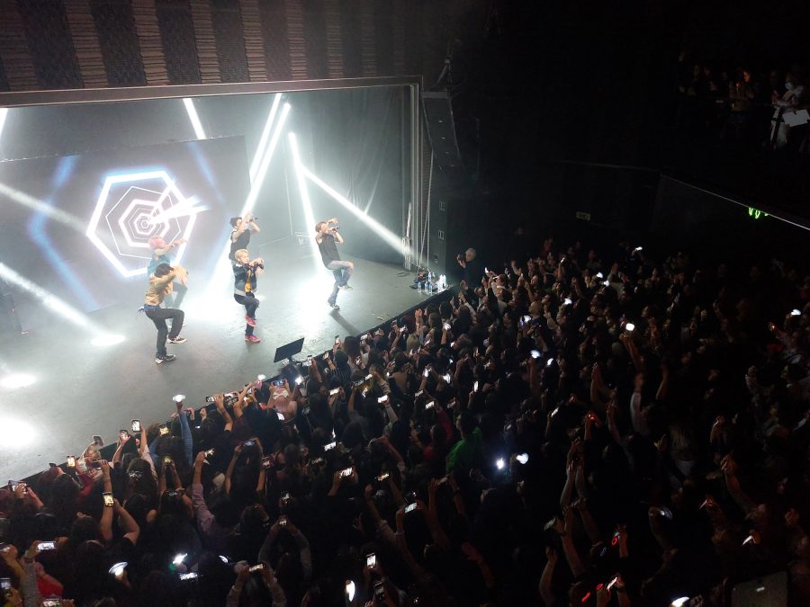Το K-pop συγκρότημα MCND στη σκηνή κατά τη διάρκεια συναυλίας στην Ελλάδα.