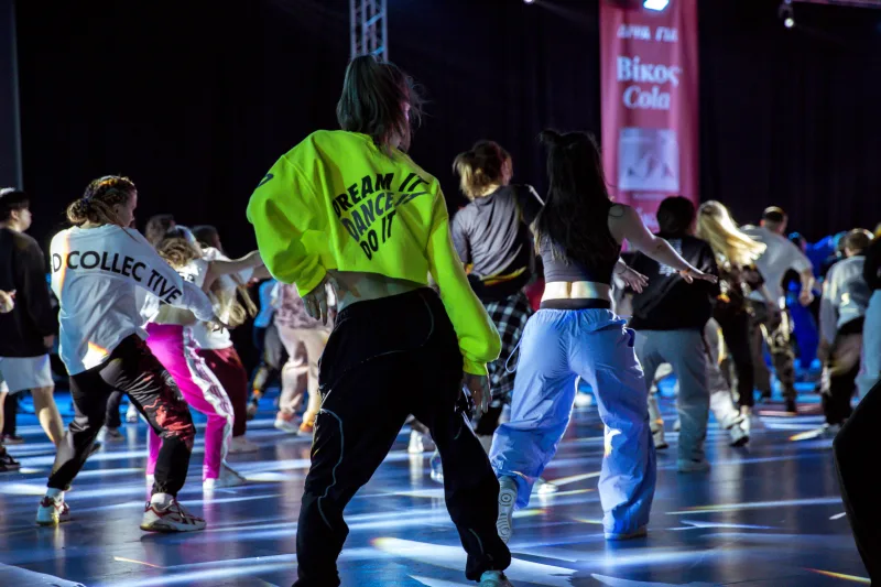 Χορευτές σε δράση στο NMDF Dance Convention 2024.