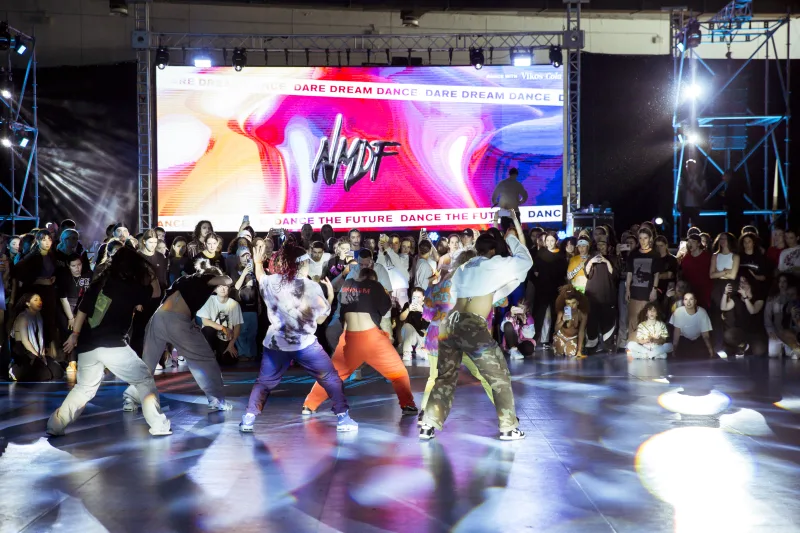 Χορευτές στη σκηνή του NMDF Dance Convention.