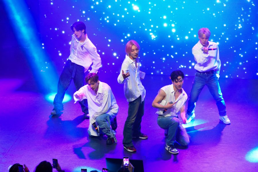 Το boy band MCND στη σκηνή κατά τη διάρκεια της περιοδείας Odd-Venture Tour 2024.