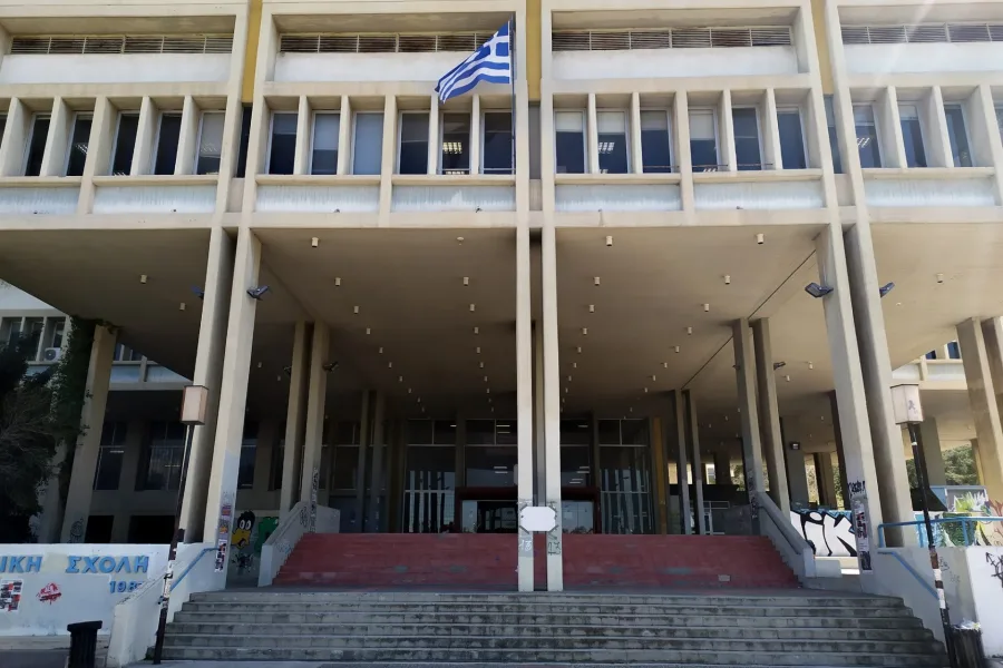 Η πρόσοψη του κτιρίου της Νομικής Σχολής του ΕΚΠΑ στην Αθήνα με την ελληνική σημαία.