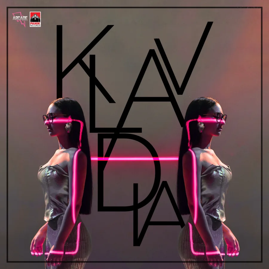 Η Klavdia σε καλλιτεχνικό εξώφυλλο EP με neon φωτισμούς.