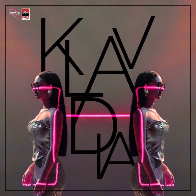 Η Klavdia σε καλλιτεχνικό εξώφυλλο EP με neon φωτισμούς.