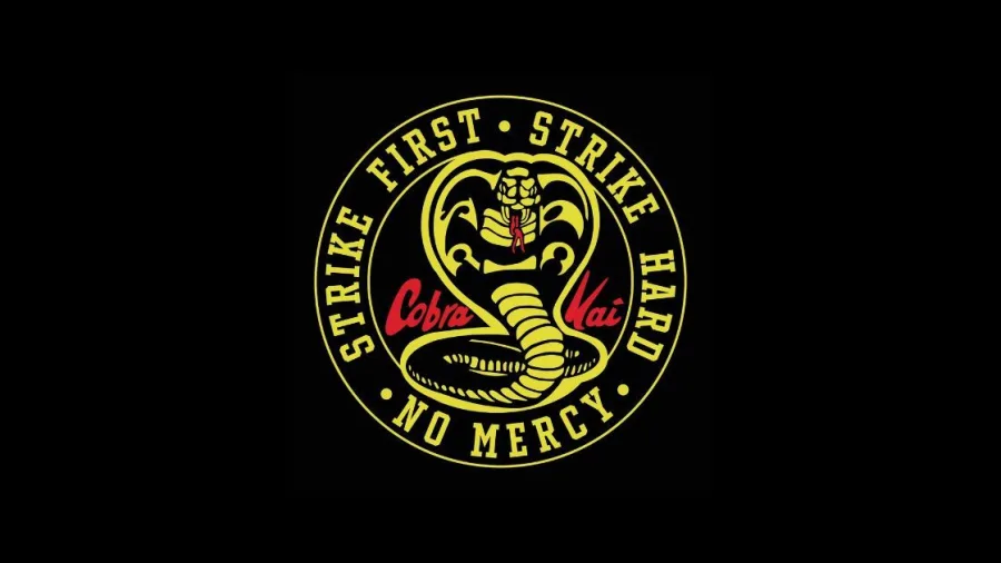 Το λογότυπο Cobra Kai με μια κόμπρα και τα σλόγκαν Strike First, Strike Hard, No Mercy.